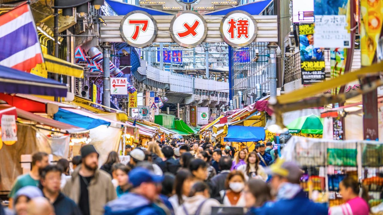 اليابان | أميوكو… تجربة تسوق حية تعكس الوجه الشعبي للعاصمة اليابانية طوكيو