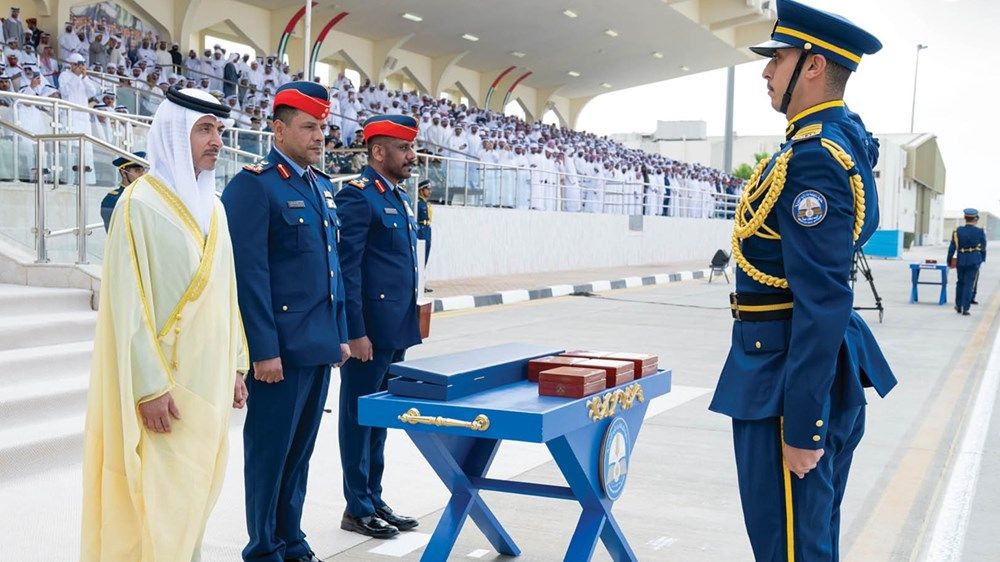 هزاع بن زايد يشهد حفل تخريج كلية خليفة بن زايد الجوية