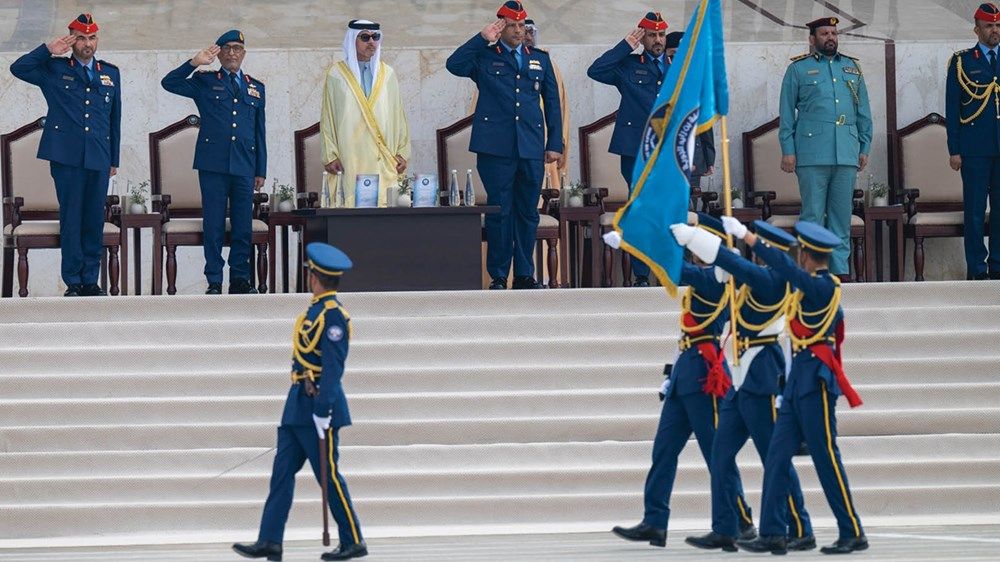 هزاع بن زايد يشهد حفل تخريج كلية خليفة بن زايد الجوية