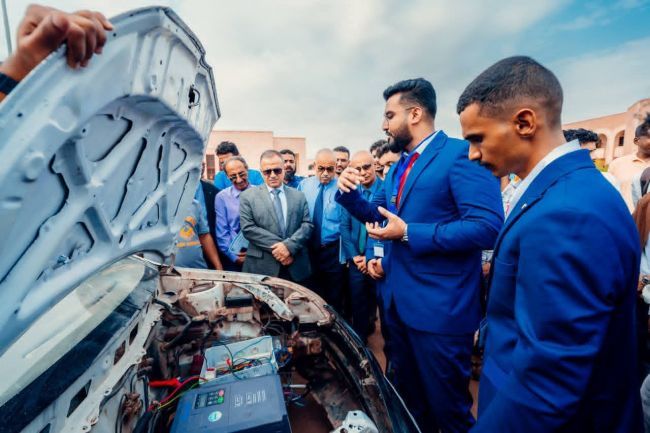 خريجو هندسة عدن يحوّلون سيارة بنزين إلى كهربائية ذكية بالكامل