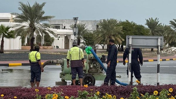 أمطار غزيرة على أم القيوين وتكثيف الجهود الميدانية للتعامل مع الحالة الجوية