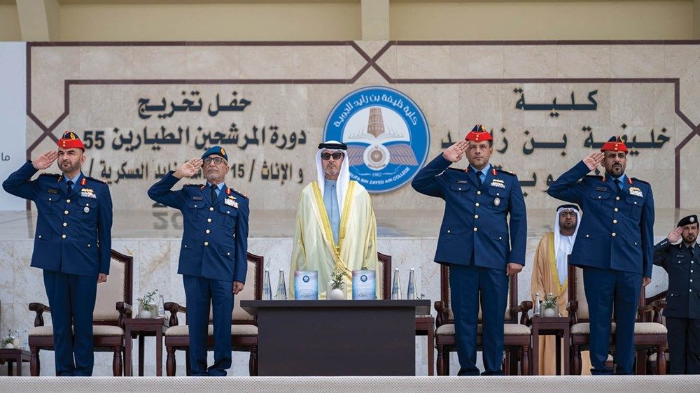 هزاع بن زايد يشهد حفل تخريج كلية خليفة بن زايد الجوية