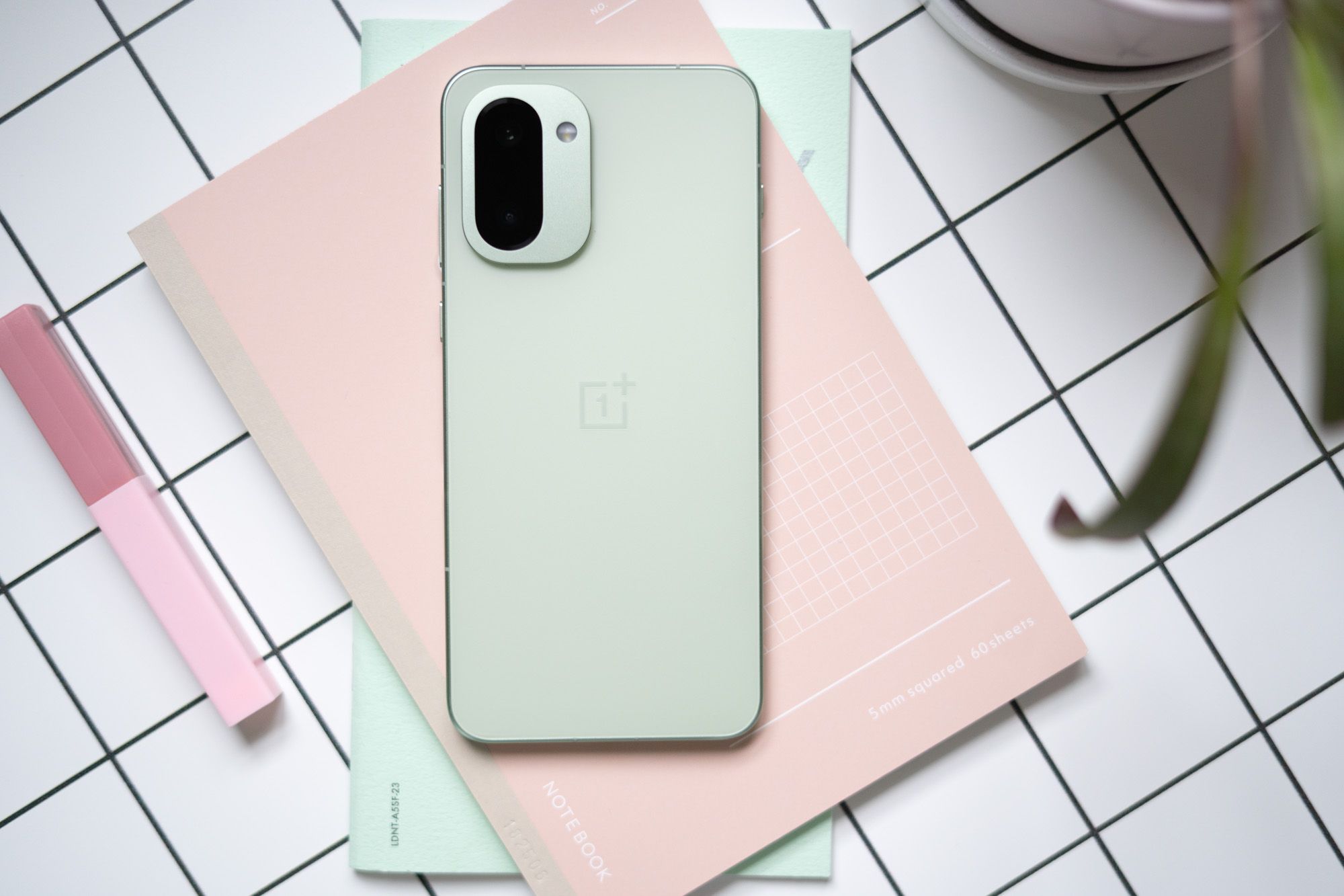 OnePlus 15R: بطارية لا تُضاهى وسعر يثير الجدل