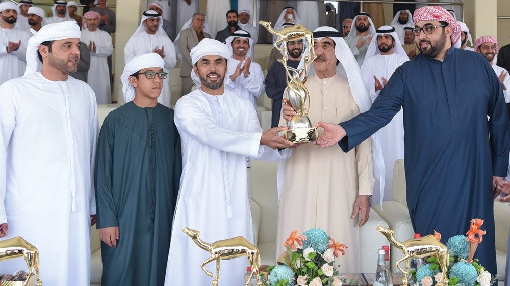 حاكم أم القيوين يشهد منافسات اليوم الختامي من مهرجان أم القيوين لسباقات الهجن العربية الأصيلة