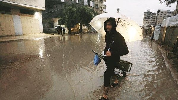 البرد القارس يقتل 17 فلسطينياً.. والأمطار تغرق مراكز الإيواء