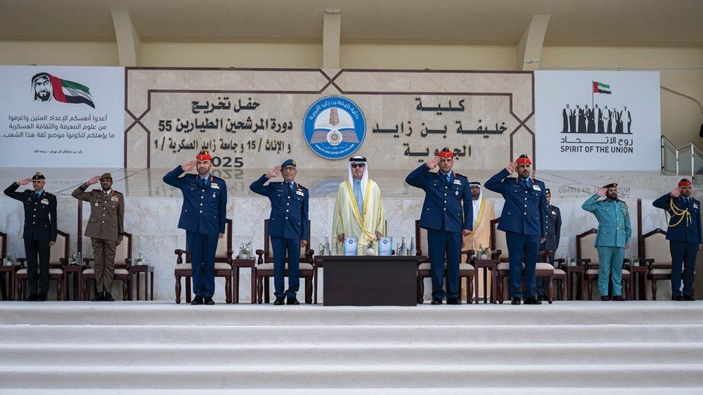 هزاع بن زايد يشهد حفل تخريج كلية خليفة بن زايد الجوية