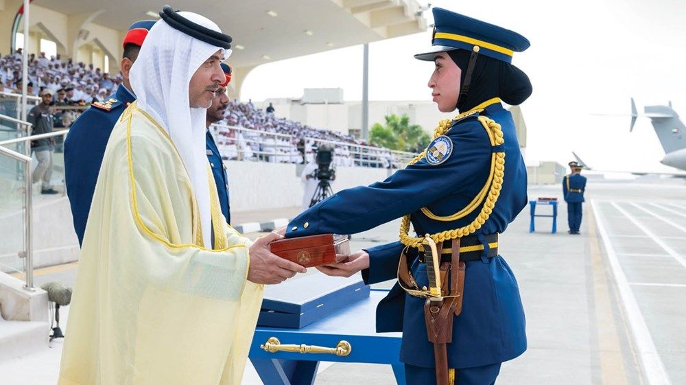 هزاع بن زايد يشهد حفل تخريج كلية خليفة بن زايد الجوية