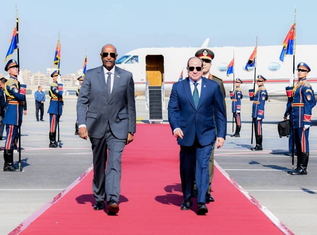 رئيس مجلس السيادة الانتقالي يصل القاهرة