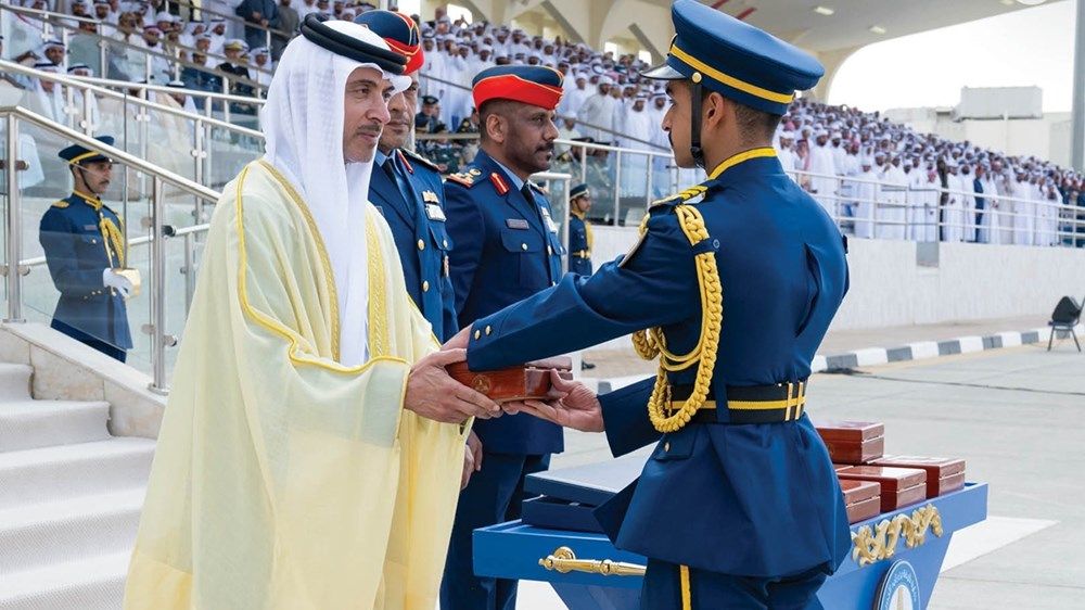 هزاع بن زايد يشهد حفل تخريج كلية خليفة بن زايد الجوية
