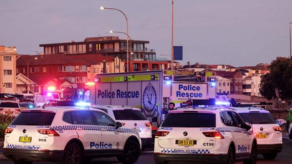 أستراليا تعترض سيارتين بعد معلومات عن وقوع «عمل عنيف»