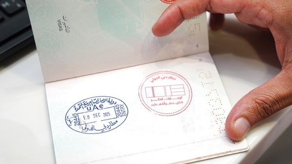 ختم «الإمارات – قطر» يزين جـوازات القادميـن إلى دبي