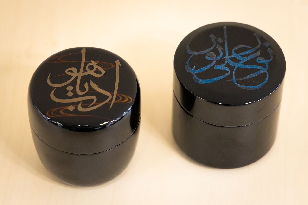 أواني شاي مصنوعة بفنّ اللك ومزخرفة بالحروف العربية، جذبت الأنظار في المعارض المقامة في السعودية وغيرها من بلدان الشرق الأوسط.