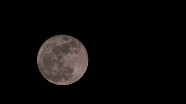 ترامب يعطي القمر الأولوية في مشاريع الفضاء