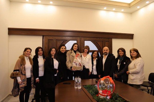 بالصور- بيرلا حرب تحتفي بالأعياد بين أرز الباروك