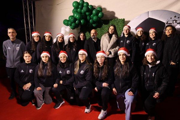 بالصور- بيرلا حرب تحتفي بالأعياد بين أرز الباروك