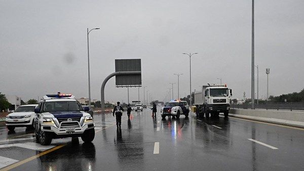 بالصور.. جهود شرطة أبوظبي في الميدان لتعزيز إنسيابية المرور