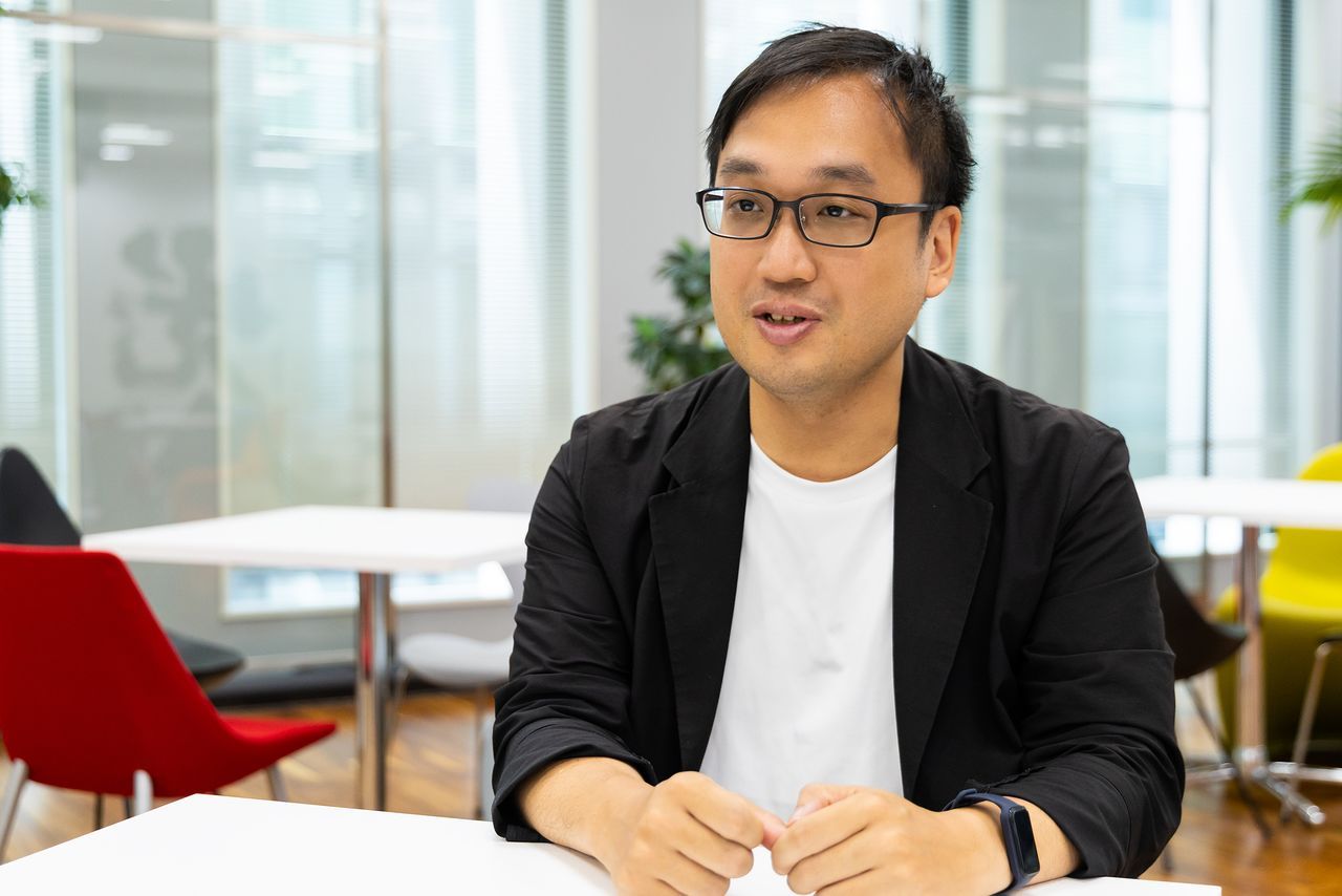 الأستاذ ياماموتو خلال المقابلة معه في مكتب nippon.com