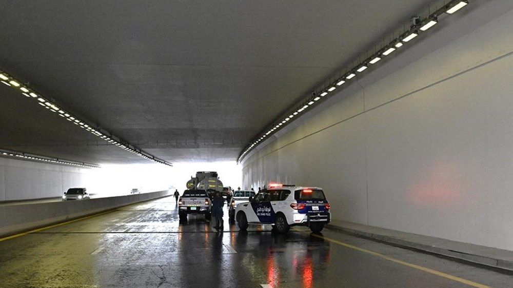 بالصور.. جهود شرطة أبوظبي في الميدان لتعزيز إنسيابية المرور