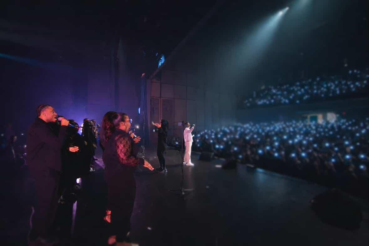 بالصور- موري حاتم يجمع الثقافات على مسرح واحد في كندا