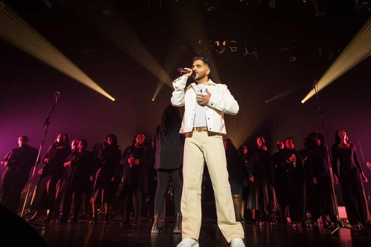 بالصور- موري حاتم يجمع الثقافات على مسرح واحد في كندا