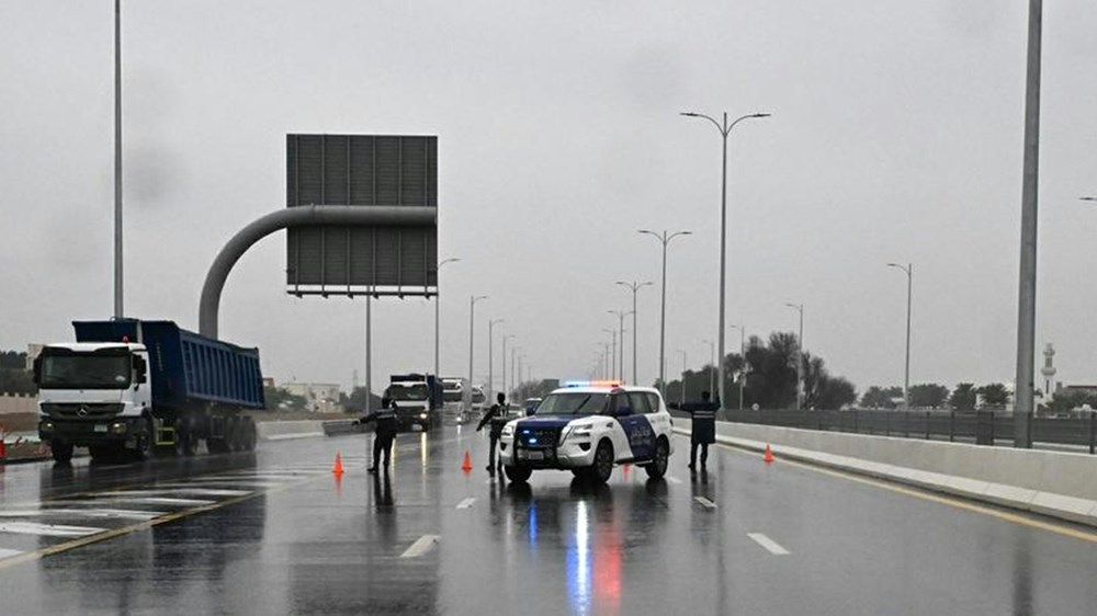 بالصور.. جهود شرطة أبوظبي في الميدان لتعزيز إنسيابية المرور