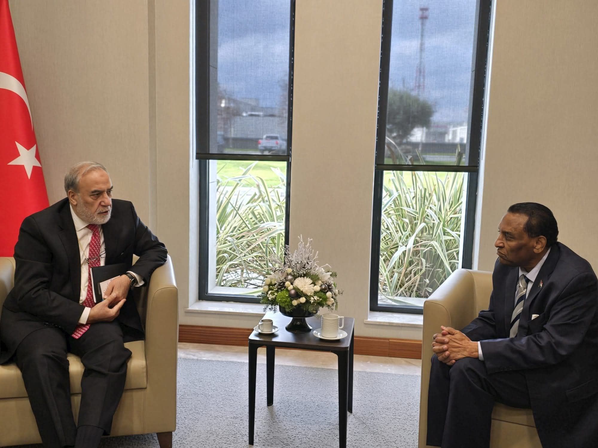 كامل إدريس يلتقي بمطار إسطنبول نائب وزير الخارجية التركي