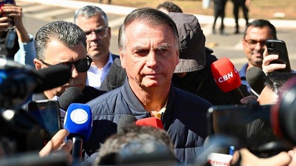 قاضٍ يسمح للرئيس السابق بولسونارو بمغادرة السجن