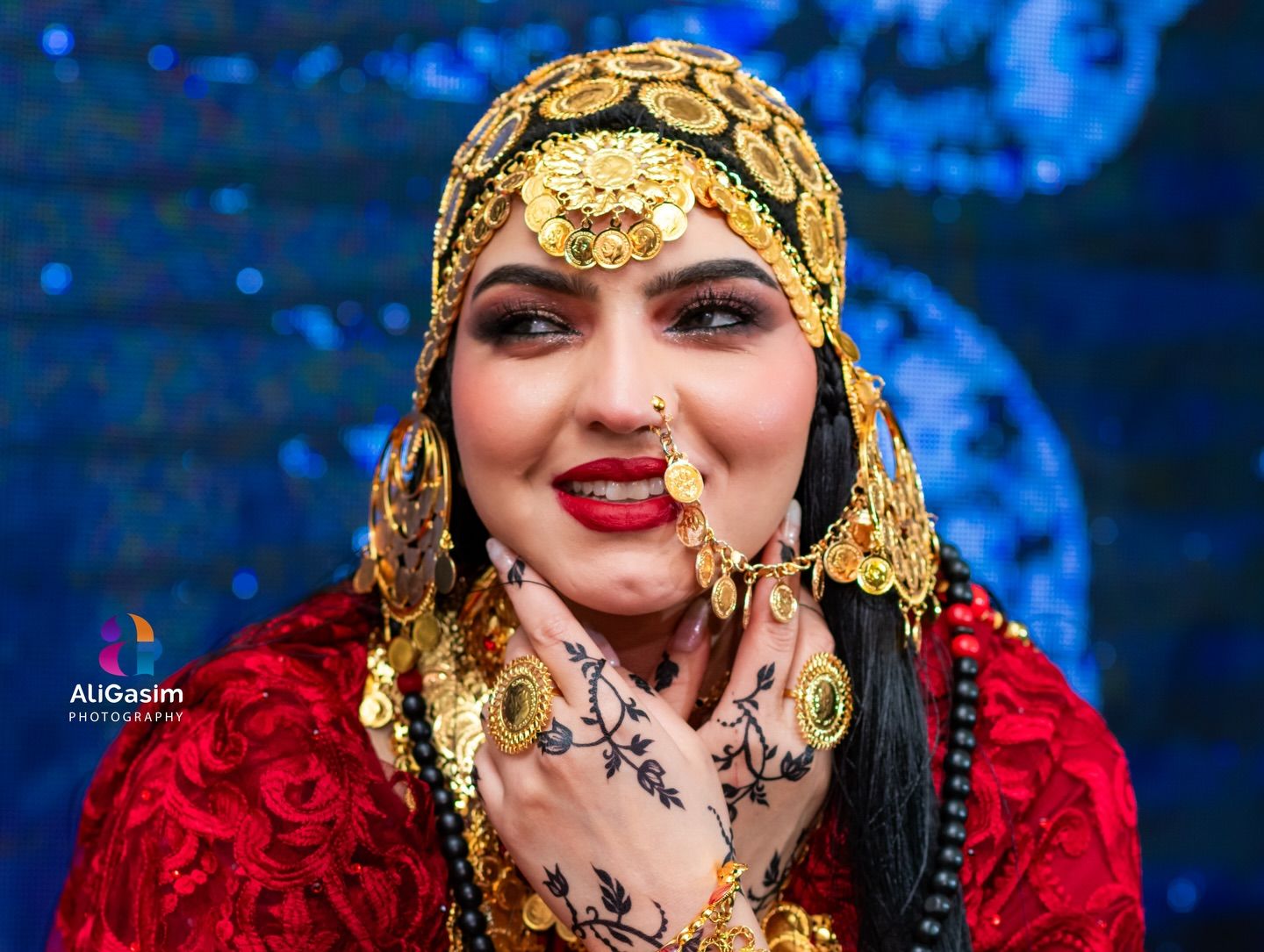 شاهد بالصور.. عروس فنان الثورة السودانية تواصل إبهار المتابعين وتتصدر “الترند” بلقطات من “جرتق” زواجهما