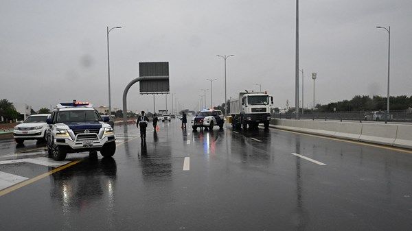 جهود شرطة أبوظبي في الميدان لتعزيز إنسيابية المرور