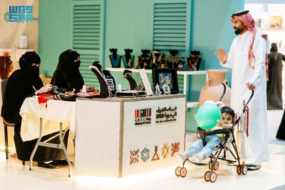 الحرف اليدوية تثري المشهد الثقافي في معرض جدة للكتاب