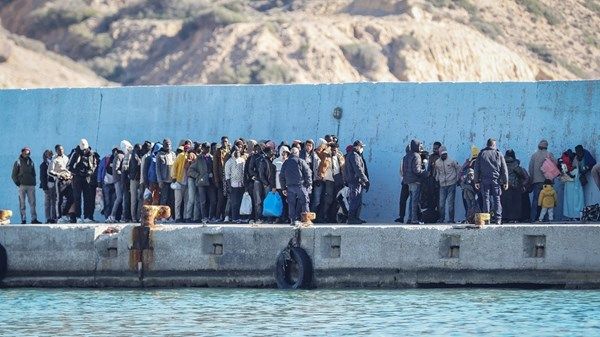 وصول مئات المهاجرين إلى جزيرة كريت