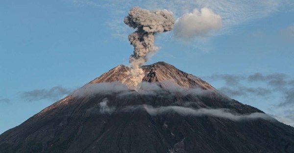 ثوران بركان جبل سيميرو في إندونيسيا وتصاعد أعمدة الدخان