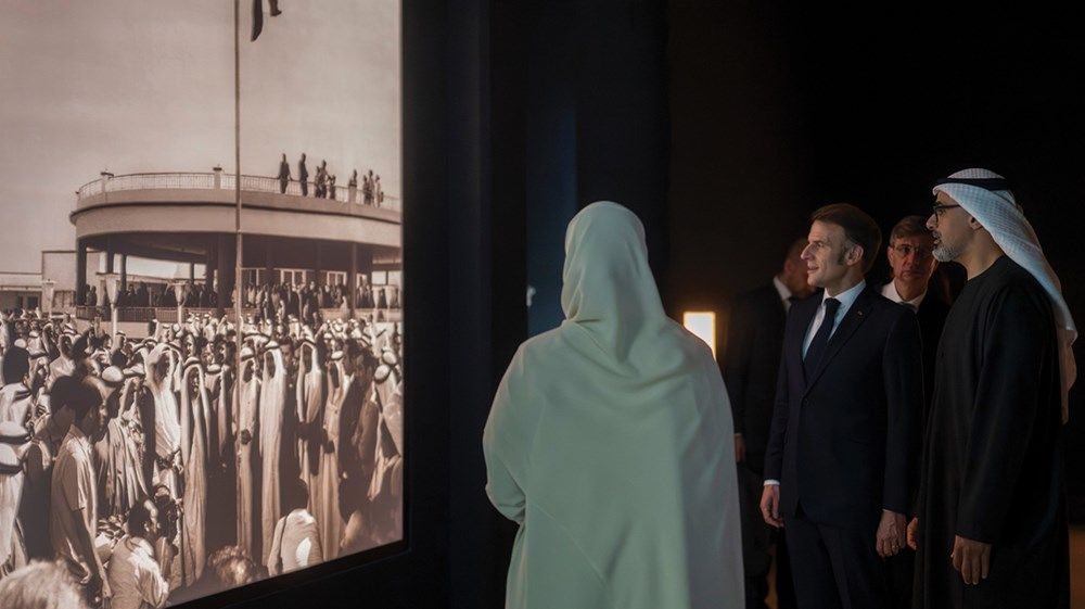 يرافقه ولي عهد أبوظبي.. الرئيس الفرنسي يزور متحف زايد الوطني