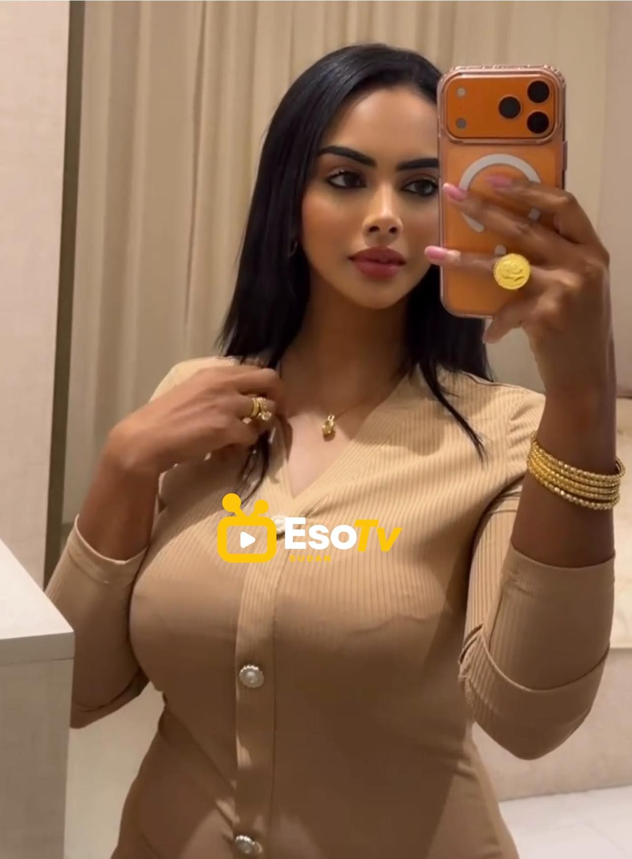 شاهد بالصور.. بفستان أنيق.. زوجة الحرس الشخصي لقائد الدعم السريع الحسناء تخطف الأضواء في أحدث إطلالة لها