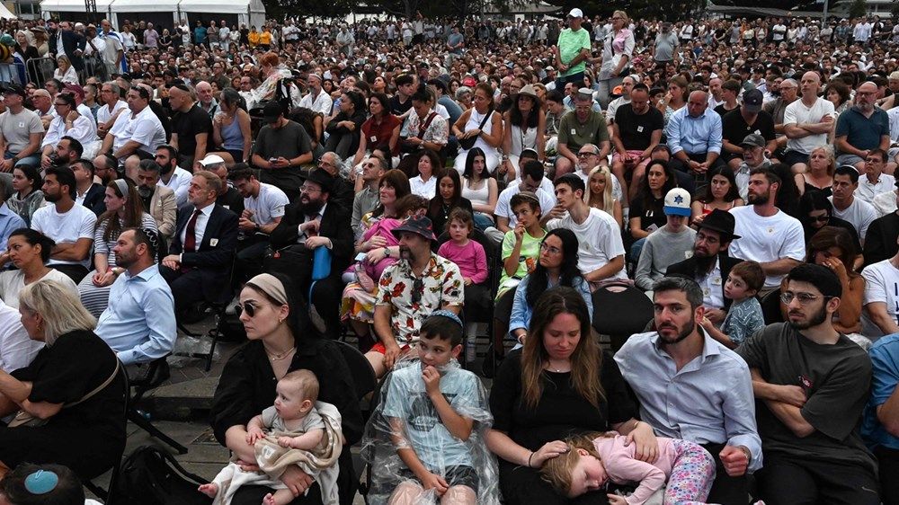 رئيس وزراء أستراليا يشارك في تأبين قتلى هجوم بونداي