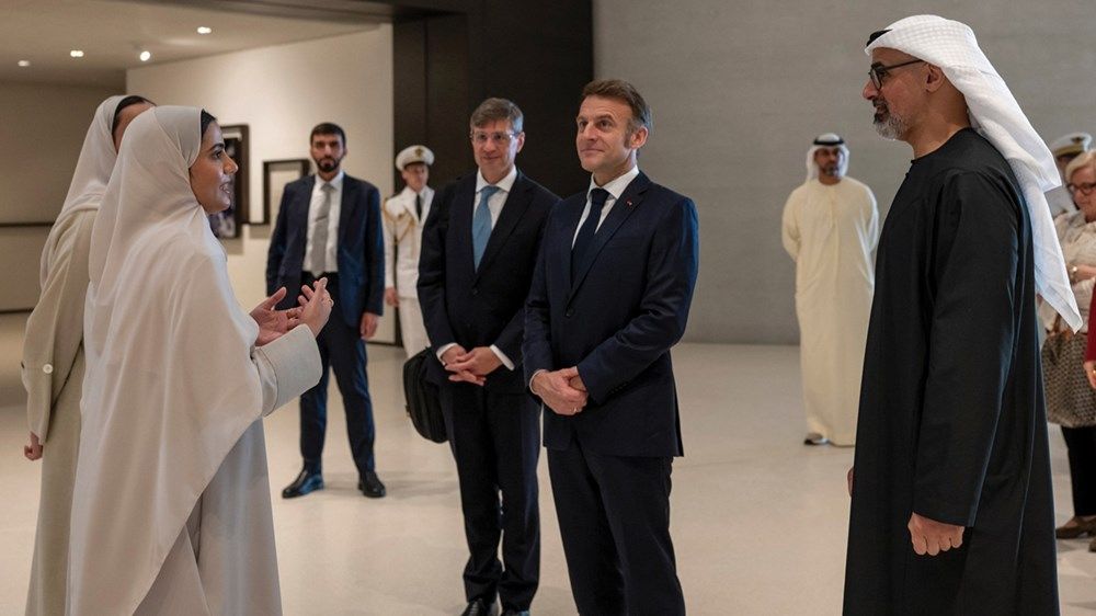 يرافقه ولي عهد أبوظبي.. الرئيس الفرنسي يزور متحف زايد الوطني
