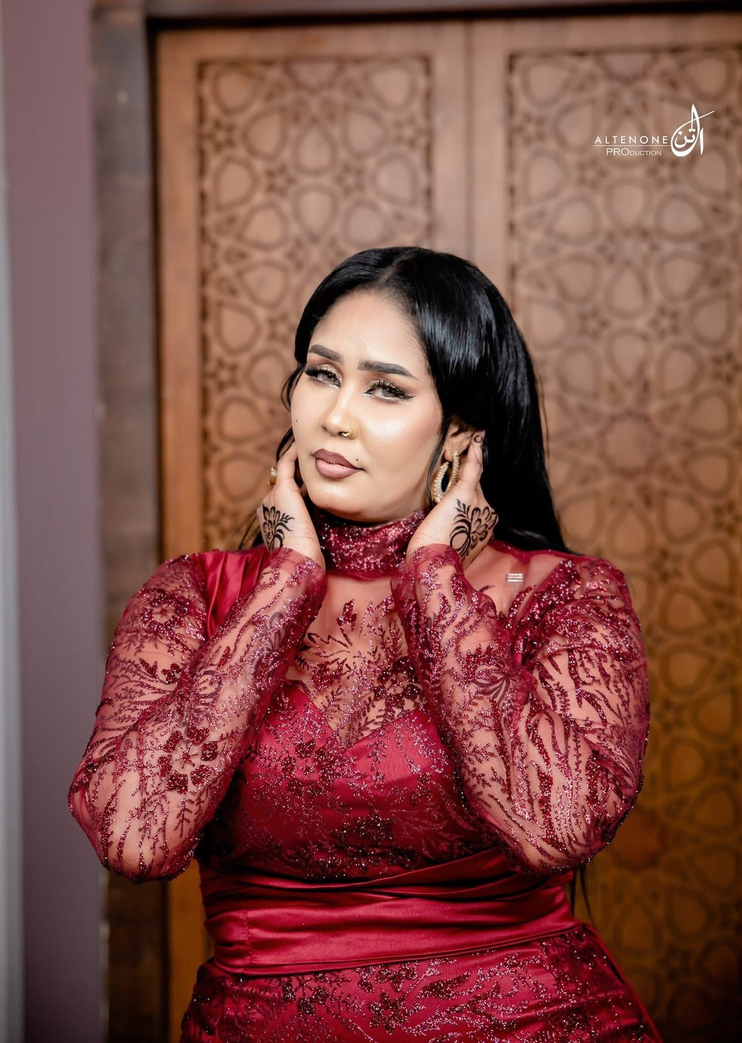 شاهد بالصور.. الفنانة إيمان أم روابة تخطف الأضواء في زفاف شقيقتها بفستان مثير والجمهور: (عودتينا على الحشمة يا فنانة)