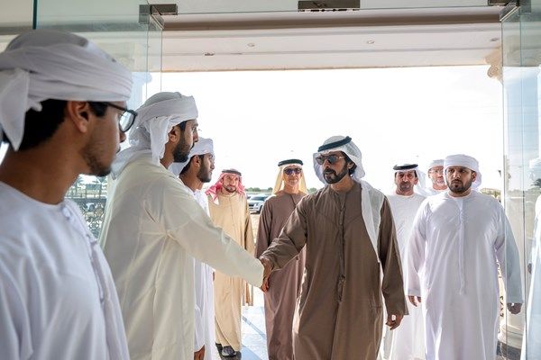 خليفة بن طحنون بن محمد يُقدِّم واجب العزاء في وفاة مبارك جمعة الخييلي