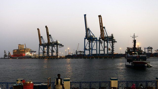 وزير الطاقة يتفقد مدينة سواكن