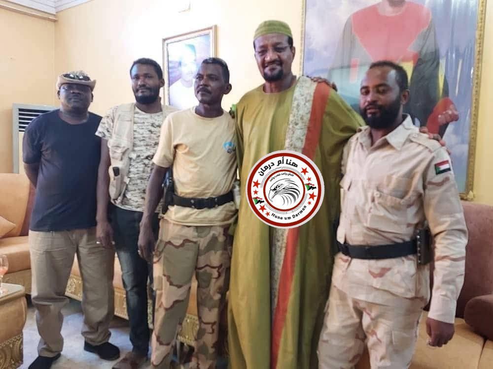 شاهد بالفيديو.. شيخ الأمين لجنود الدعم السريع: (ربنا يوفقكم وتحسموا لينا الفوضى دي سريع)