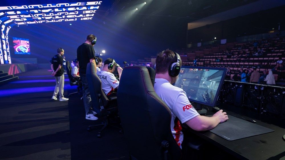 خالد بن محمد بن زايد يشهد جانباً من منافسات الألعاب الرقمية الهجينة في «دورة ألعاب المستقبل 2025»