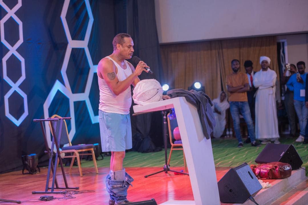 القيادية بالحرية والتغيير حنان حسن تعلق على لقطة محمد تروس المثيرة: (اخيرا لقيت معاي زول يصدم العقول المعفنة دي وتروس امبارح ما خال زول)