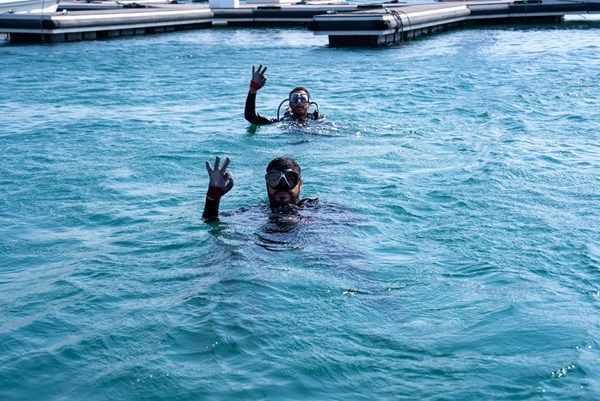 "أبوظبي للدفاع المدني" يشارك بتنظيف أعماق البحر بميناء دبا الفجيرة