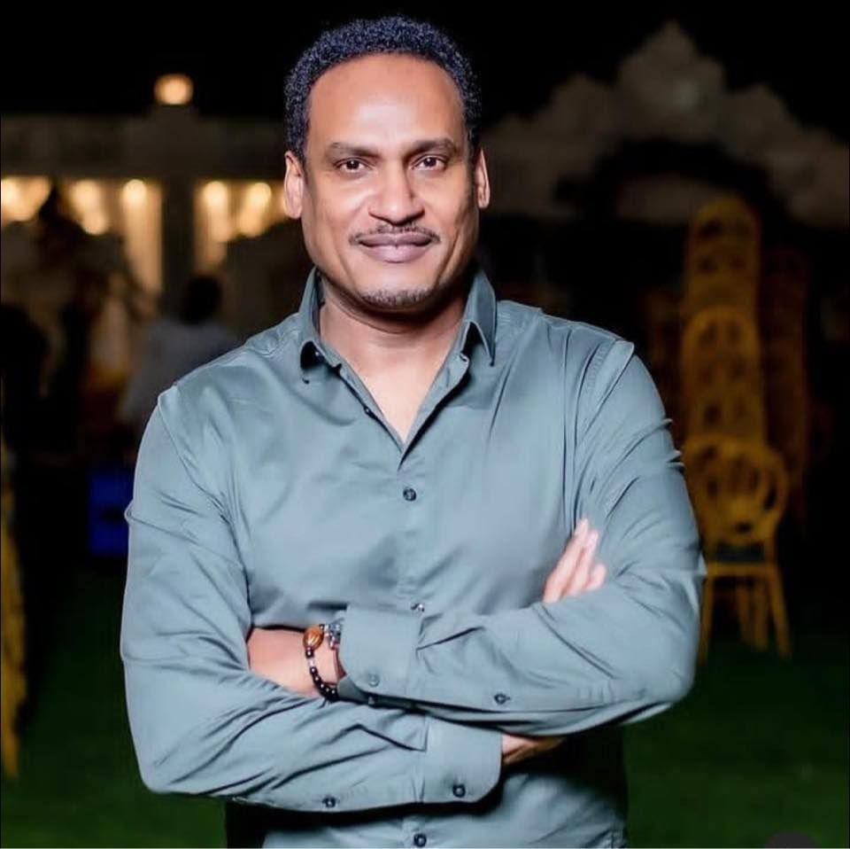 شاهد بالفيديو.. الناشط محمد تروس يؤد على سخرية الجمهور بعد واقعة خلع ملابسه بالمسرح: (الميديا كلها شغالة بي لباسي ودي ما أول مرة قبل كدة ملصت لباسي في دبي)