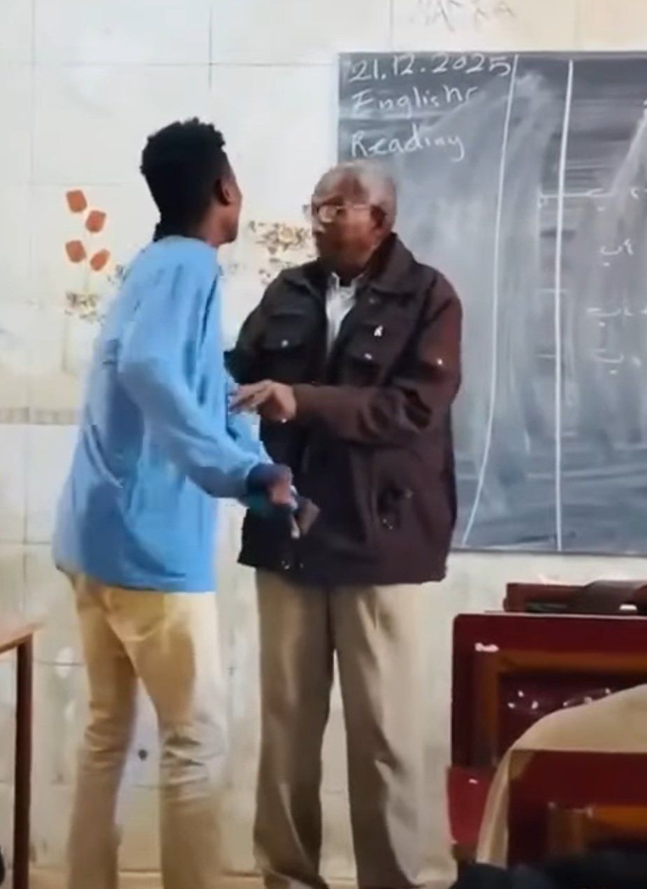 شاهد الفيديو الذي أثار غضب الملايين داخل مواقع التواصل بالسودان.. طالب ثانوي يرقص أمام معلم كبير في السن داخل الفصل بطريقة مهينة على إنغام أغنية هابطة وغاضبون: (الأدب والتربية في ذمة الله)