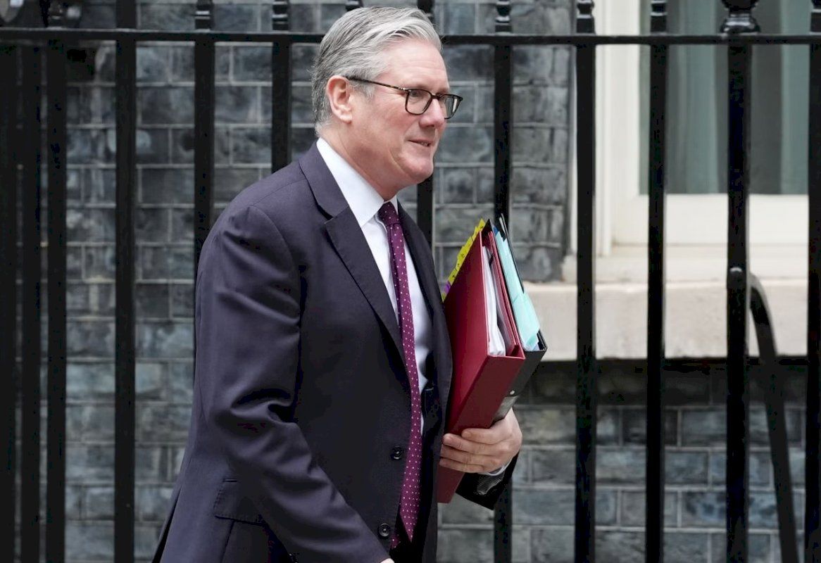 مصير ستارمر ما بين الشوكة والسكين