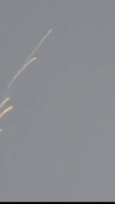 طيران حربي يلقي قنابل دخانية في سماء المهرة بالتزامن مع مباحثات سعودية–عُمانية