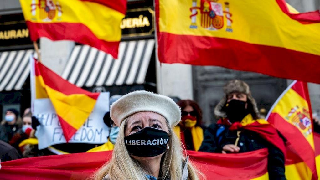 لوموند: الديمقراطية في إسبانيا في خطر