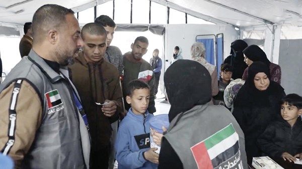 المركز الطبي الإماراتي يقدم خدماته للنازحين في غزة