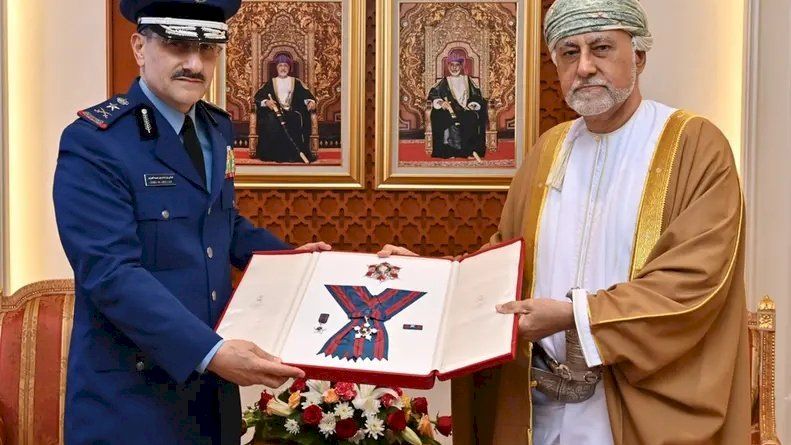 هيثم بن طارق يمنح وسام عُمان لقائد القوات الجوية السعودي